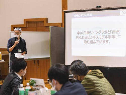 産業ICT化事業で説明を行う様子