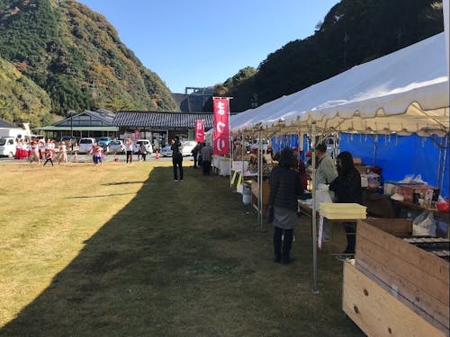 温泉施設周辺で毎年まつりが開催されます。