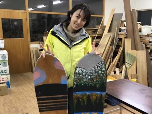 本間 莉恵:前職の教育関係のスキルを活かして、下川町の教育に携わるため新潟から移住。写真は町内の雪板仲間と、マイ雪板を製作した時の様子。