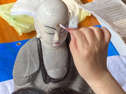 お地蔵さんにお化粧をしていきます