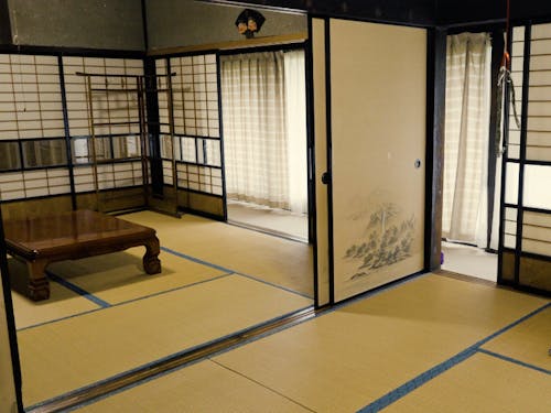 縁側のある和室。残置物はあるが部屋の状態は悪くない。