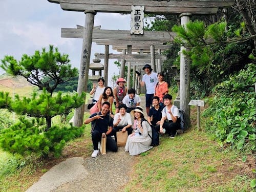 宇津観音にて。見島にいると自然にこんな笑顔になっちゃいます。