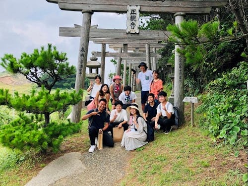 宇津観音にて。見島にいると自然にこんな笑顔になっちゃいます。