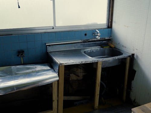 シンクしたが崩落したキッチン。契約内容によって家主側で改修予定。