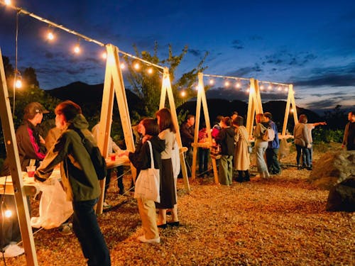 立ち飲み形式でたくさんの交流