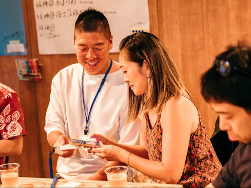 デジタル名刺で海士町をPRする様子