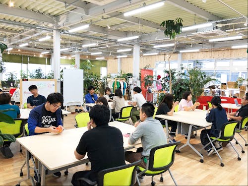 チームの拠点はフリーアドレスの開放的な空間になっています。