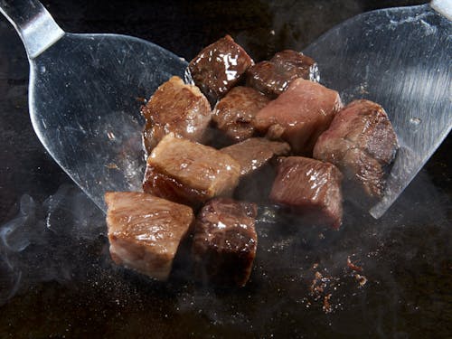 宮崎牛のサイコロステーキ。口いっぱいに芳醇な肉の旨味が広がります