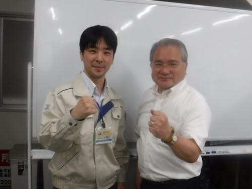 (左:市職員 右:御伝鷹まちづくり株式会社代表取締役)