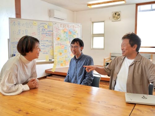 事務所は自然光の入る明るい雰囲気です。