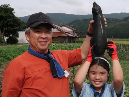 野菜の収穫体験をされる様子