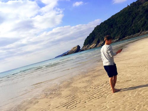 波打ち際を散歩