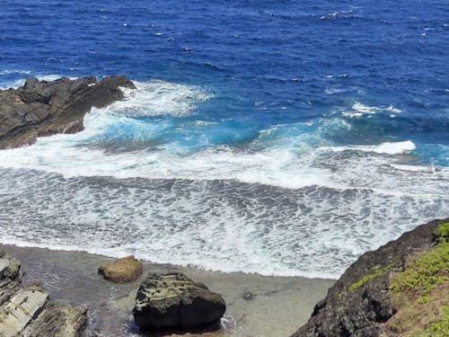 石垣島の青い海、でもビーチに近づくと