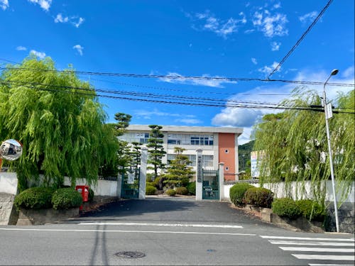 矢掛高校正門。駅からも近い。