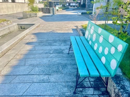 クリームソーダ色のベンチ