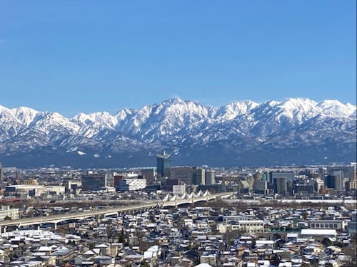 立山連峰と街並み