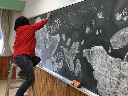 移住して早々黒板アートを手掛ける絵描きさん