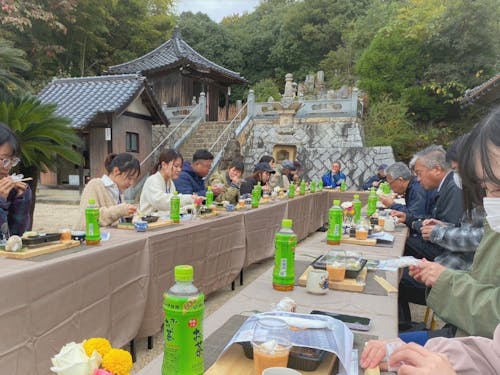 地元の方々と作った郷土料理を皆でいただきました。
