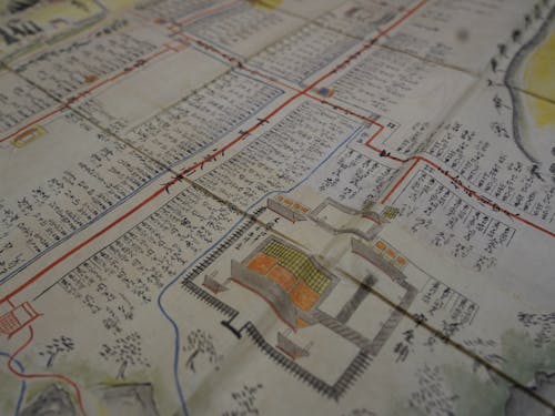 江戸時代の地図に記された道は今も残っていて、歩くことができます。