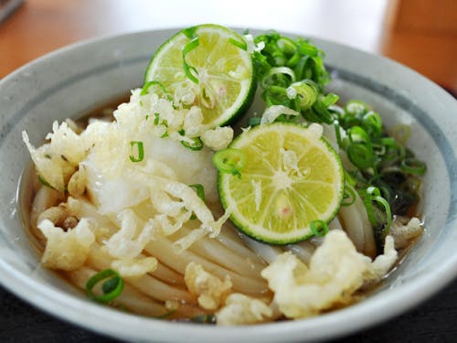 夏はさっぱり、すだちうどん。
