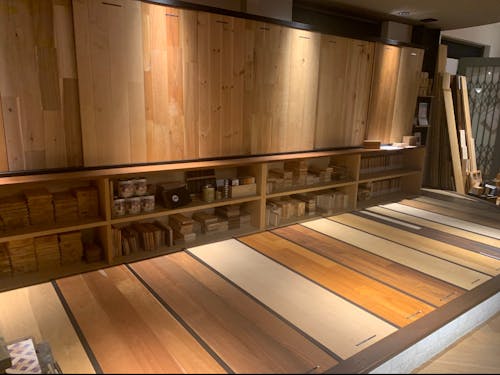 ショールーム内床材スペース