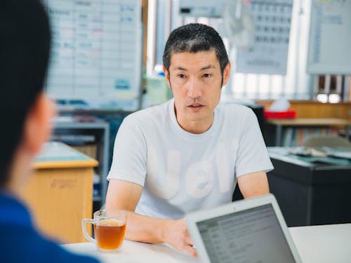 事務所での打ち合わせの様子