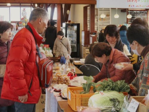 地元で採れた野菜を販売する様子