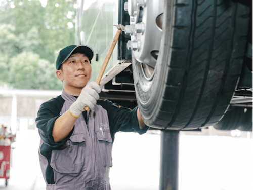 スペアタイヤを外す作業中