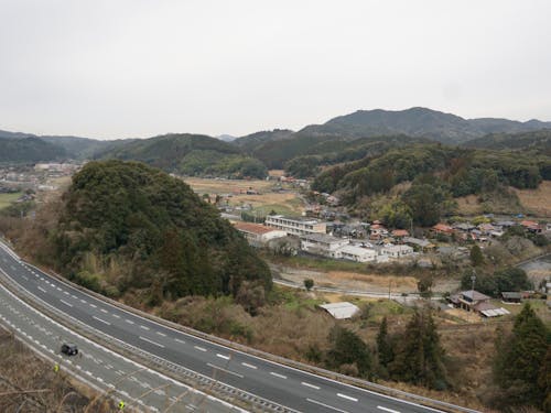 高速道路と厚保地区の風景