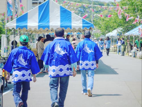 祭りに向かう男たちの背中は本当にかっこいいです!!
