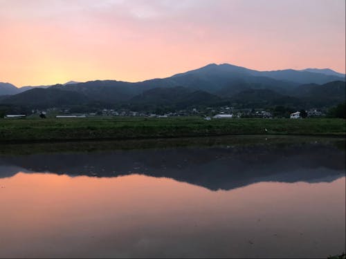 夕暮れの伊那市、田んぼにリフレクションするような景色も日常に!