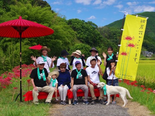 美しく咲いた彼岸花を楽しむ山のイベント。穏やかな時間が流れます。