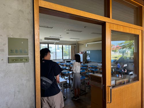 小学校見学の様子(写真は会染小学校)