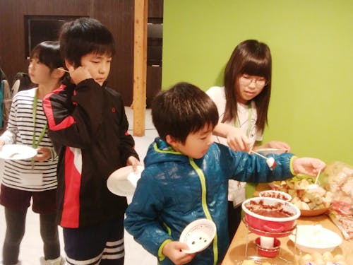 毎月開催している町民交流会タノシモカフェでは、子どもから高齢者まで30-50名ほどが集まって盛り上がります。https://shimokawa-life.info/category/tanoshimokafe/