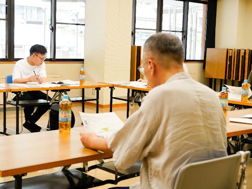 ● 10時に集合、川上村の概要をちょっと説明 川上村役場に集合してからは、簡単に川上村の説明/協力隊制度の説明をします。 その後、みんなで車に乗り景色を見ながら移動をしていきます。バスの中からは、広がる山々や大きな吉野川、ダム湖面、山の間にある集落が眺められます。