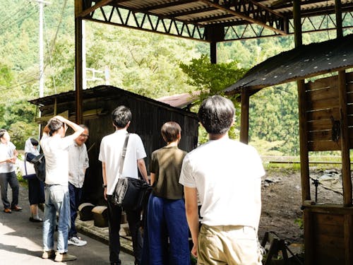 ● 自分自身の生活を豊かにする✖️事業のきっかけにつなぐ 地域の中に入ってみると、意外と車社会で地域の人とゆっくりおしゃべりすることがないこともあります。 そんなところに目をつけられた先輩は、一級建築士の資格を持ち建築事務所を運営されていることもあり、地域の交流場所(廃墟映画館『東川ノイマ』)を協力隊期間中に始められました。 このような場所も見学させてもらう時もあります。