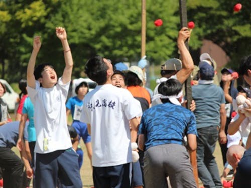 只見町内の運動会で町の方々と交流する高校生たち