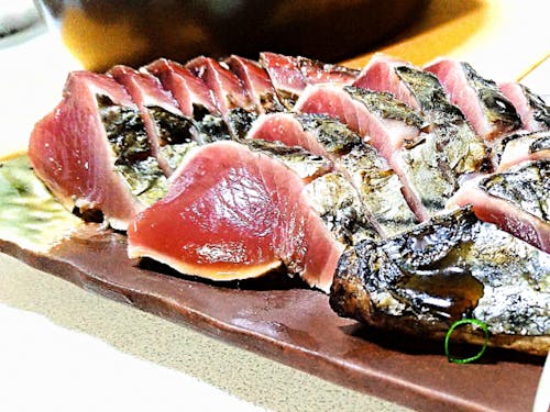 口の中で脂がとろける戻りガツオのタタキ