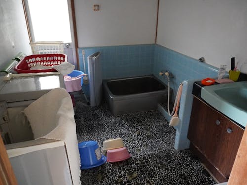 浴室と脱衣所の間に壁はナシ。二層式洗濯機が2台と残留物多め。。。