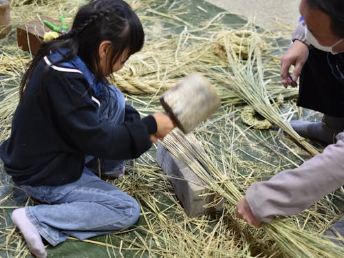 藁を叩いて柔らかくしてから縄ぬいします