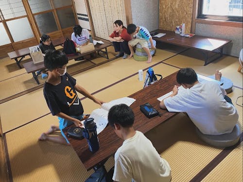 夏休みから開催している自習寺(勝光寺)、宿題をする子どもたちの様子。