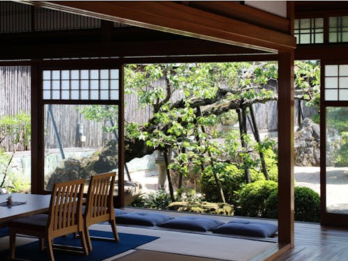 日本庭園を望む客間