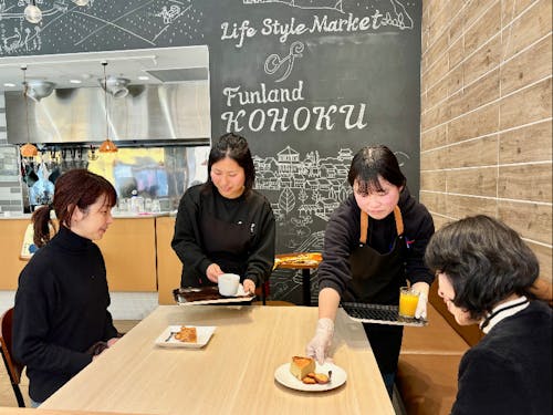 高校生(中央二人)が実現させたワンディカフェ