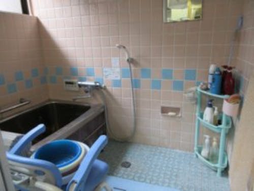 風呂場は少しレトロな作り。給湯器と合わせて改修するのもいいかも。