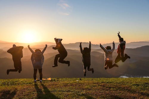 ジモティ/移住者の区別なく若者からおじちゃんまで、立場も年齢も超えたコミュニティが広がっている。