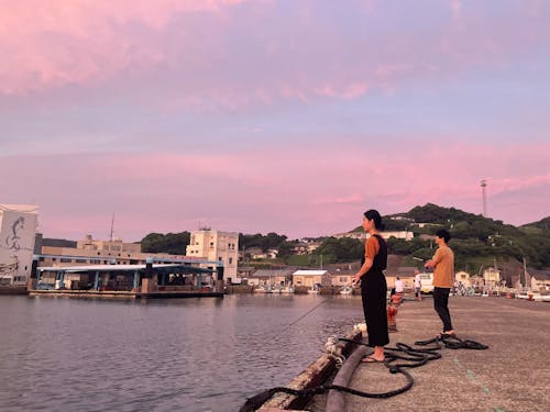 夕日が綺麗な日は、仕事終わりに近くの漁港で釣り。