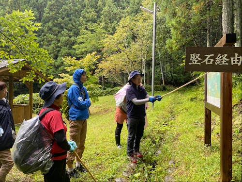 ツアー参加者と地元の方々との花塚山ハイキング