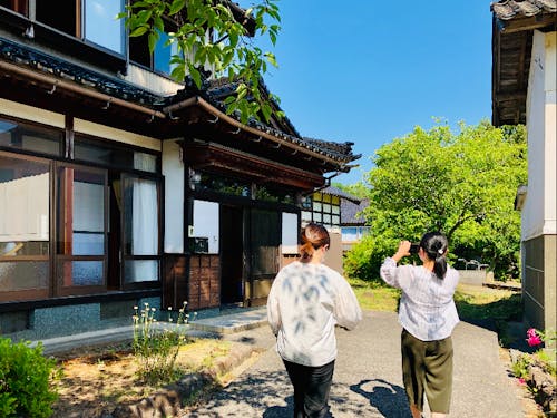 スタッフと会話しながら現地の映像をお届けします