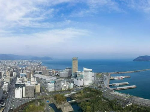 瀬戸内海を臨む高松市