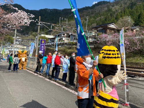 秘境駅のおもてなしイベントお客さんをお出迎え